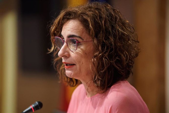 La ministra de Hacienda y Función Pública, María Jesús Montero, ofrece una rueda de prensa tras presidir la Conferencia Sectorial del Plan de Recuperación, Transformación y Resiliencia en la sede ministerial, a 2 de agosto de 2021, en Madrid (España).