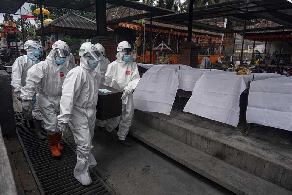 Incineración de una víctima de la pandemia de COVID-19 en Bangli, Indonesia. 