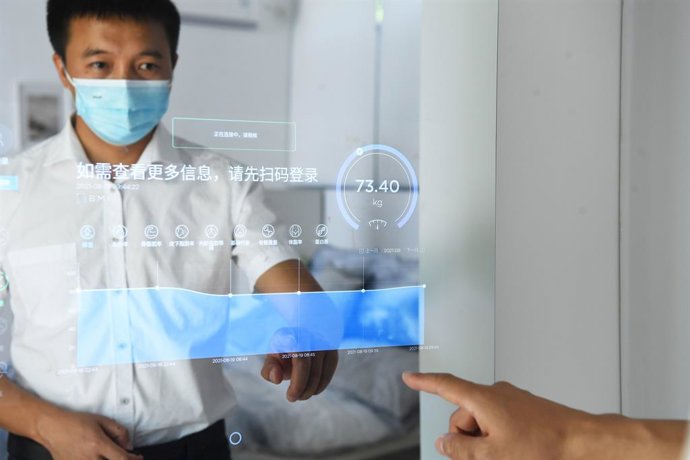 A man clicks the mirror to check his healthy status in the Chongqing Lijia Smart Park, where people can experience A Day of The Smart Life, as part of the exhibitions of Smart China Expo 2021. (Photo by Chen Chao/ China News Service)