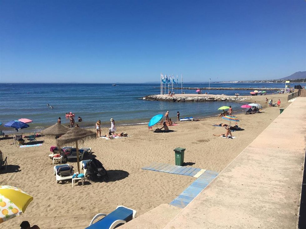 Archivo - Una playa de Marbella, uno de los grandes municipios que se ha visto afectado por el toque de queda desde que se implantó la medida, en foto de archivo.