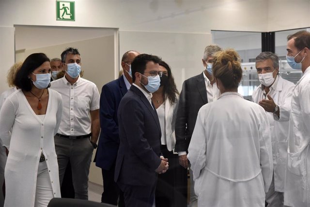 El presidente de la Generalitat, Pere Aragonès, y el conseller de Salud, Josep Maria Argimon, visitan el Hospital Moisès Broggi.