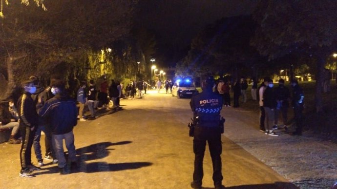 Archivo - Botellón en Logroño vigilado por Policía Local