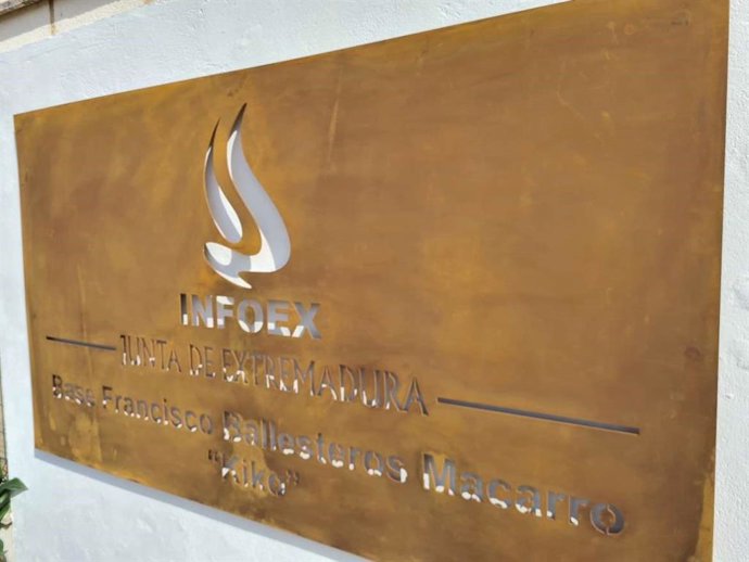 Placa en homenaje al bombero forestal fallecido Francisco Ballesteros