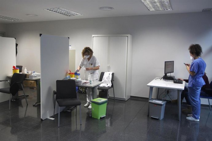 Archivo - Personal sanitario prepara las vacunas Pfizer-BioNtech.