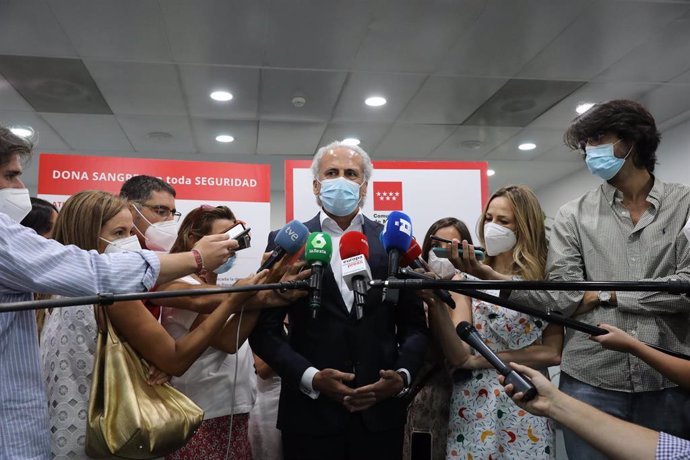 El consejero de Sanidad de la Comunidad de Madrid, Enrique Ruiz Escudero, ofrece declaraciones a los medios de comunicación tras acudir a donar sangre al Centro de Transfusión de la Comunidad de Madrid.