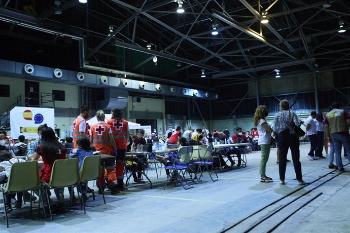 Un séptimo avión procedente de Afganistán llega a la Base Aérea de Torrejón, a 22 de agosto de 2021, en Torrejón de Ardoz, Madrid (España). El avión ha sido recibido por la ministra de Defensa, Margarita Robles, y por el JEMAD, Teodoro López Calderón. A