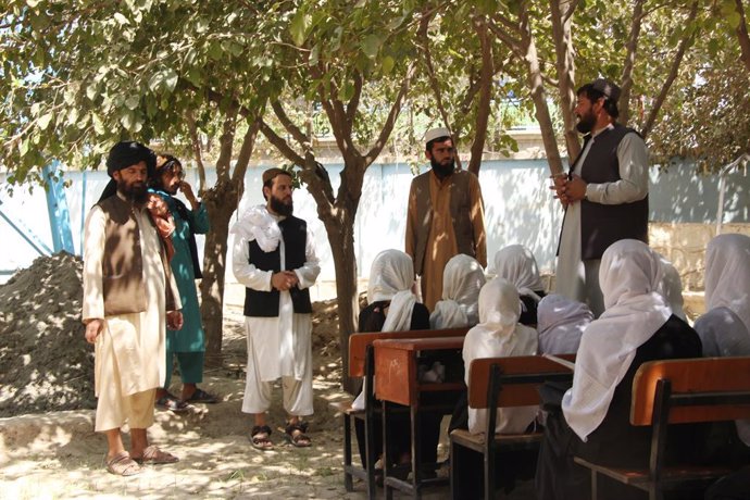 Estudiantes reciben clase en la provincia de Kunduz, Afganistán