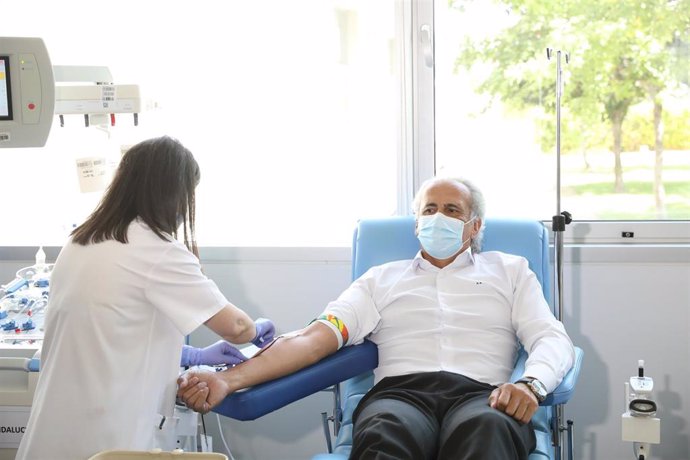 El consejero de Sanidad de la Comunidad de Madrid, Enrique Ruiz Escudero, acude a donar sangre al Centro de Transfusión de la Comunidad 