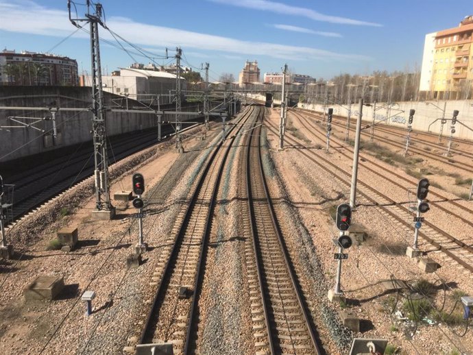 Archivo - Vías del tren junto a la estación de Córdoba.