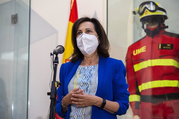 La ministra de Defensa, Margarita Robles, interviene en una rueda de prensa durante su visita al Cuartel General de la Unidad Militar de Emergencias en la Base Aérea de Torrejón, a 23 de agosto de 2021, en Torrejón, Madrid, (España). Su visita tiene com