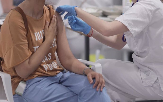 Archivo - Una persona recibe la segunda dosis de la vacuna contra el Covid-19, foto de recurso