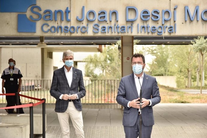 El president de la Generalitat, Pere Aragons, i el conseller de Salut, Josep Maria Argimon, en roda de premsa a l'Hospital Moiss Broggi.
