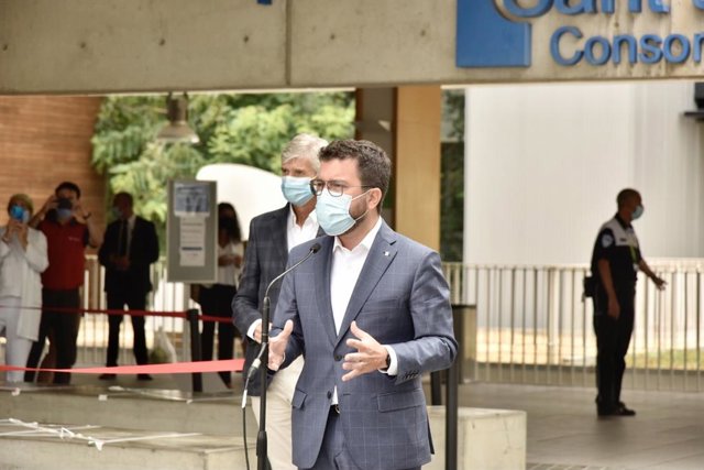 El presidente de la Generalitat, Pere Aragonès, en rueda de prensa frente al hospital Moisès Broggi.
