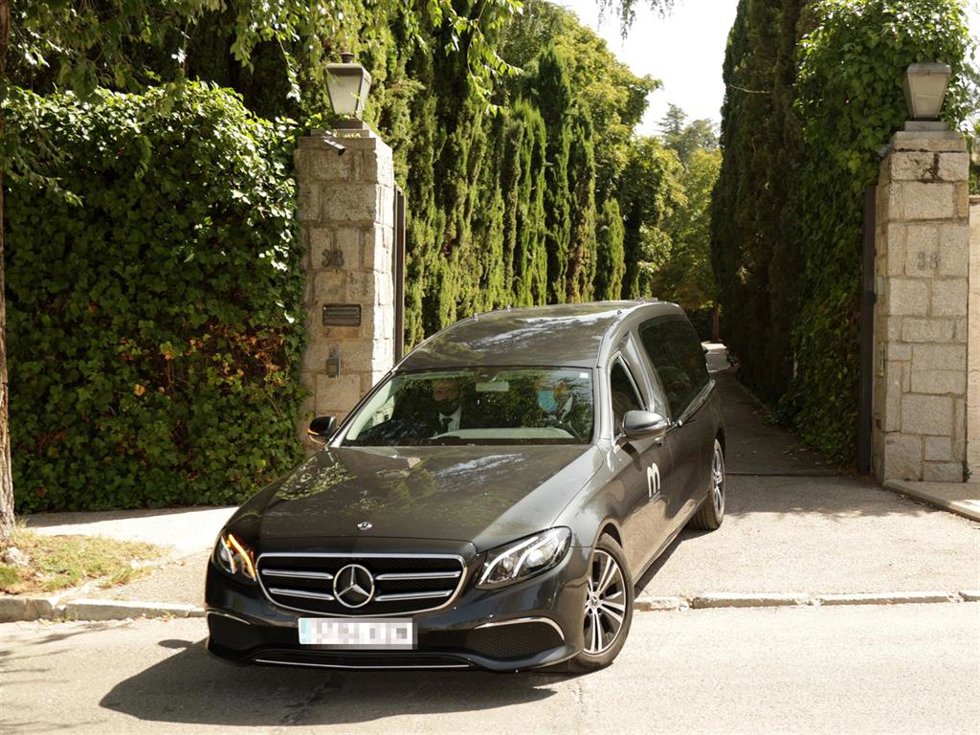 El coche fúnebre con los restos mortales de Beatriz Arrastia sale de la casa de Isabel Preysler