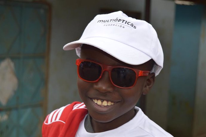 Fundación Multiópticas dona gafas y estuches durante el mes de agosto a distintas instituciones de Arusha (Tanzania) y Cité Damel, en Dakar (Senegal).