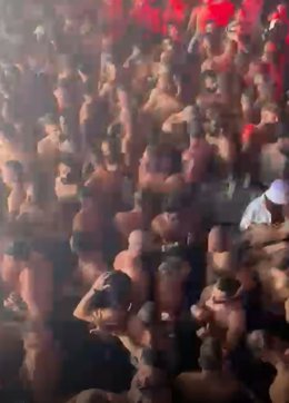 Fotograma de uno de los vídeos distribuidos por redes sociales en los que se puede ver el incumplimiento de la distancia y aforo por lo que intervino la Policía Local de Torremolinos en una fiesta celebrada en una sala