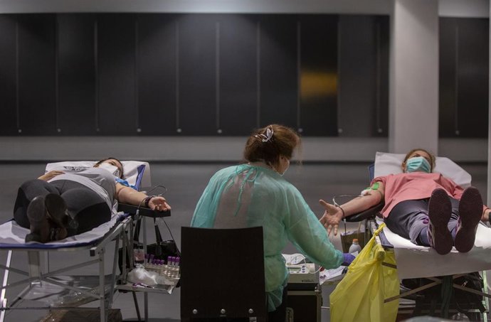 Archivo - Varias personas donando sangre en el centro comercial Metromar