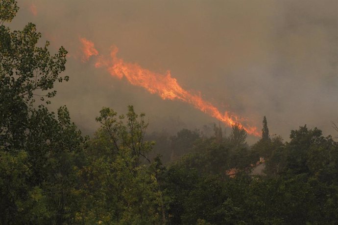 Incendio en el término abulense de Navalacruz, a 16 de agosto de 2021, en Ávila, Castilla y León (España). El fuego se inició en Navalacruz este sábado y permanece activo en el nivel 2 con afección provisional de al menos 12.000 hectáreas. El dispositiv