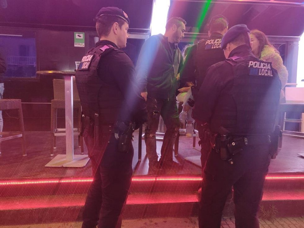 Archivo - Agentes de la Policía Local en una discoteca de Punta Ballena