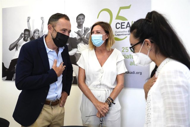 El delegado del Gobierno en el País Vasco, Denis Itxaso, junto a la directora del CEAR Euskadi, Patricia Bárcena, y la capitana de la del equipo de baloncesto de Afganistán en silla de ruedas, Nilofar Bayat