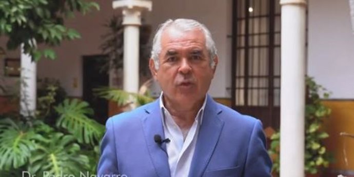 El presidente del Colegio de Médicos de Málaga, Pedro Navarro, durante un mensaje