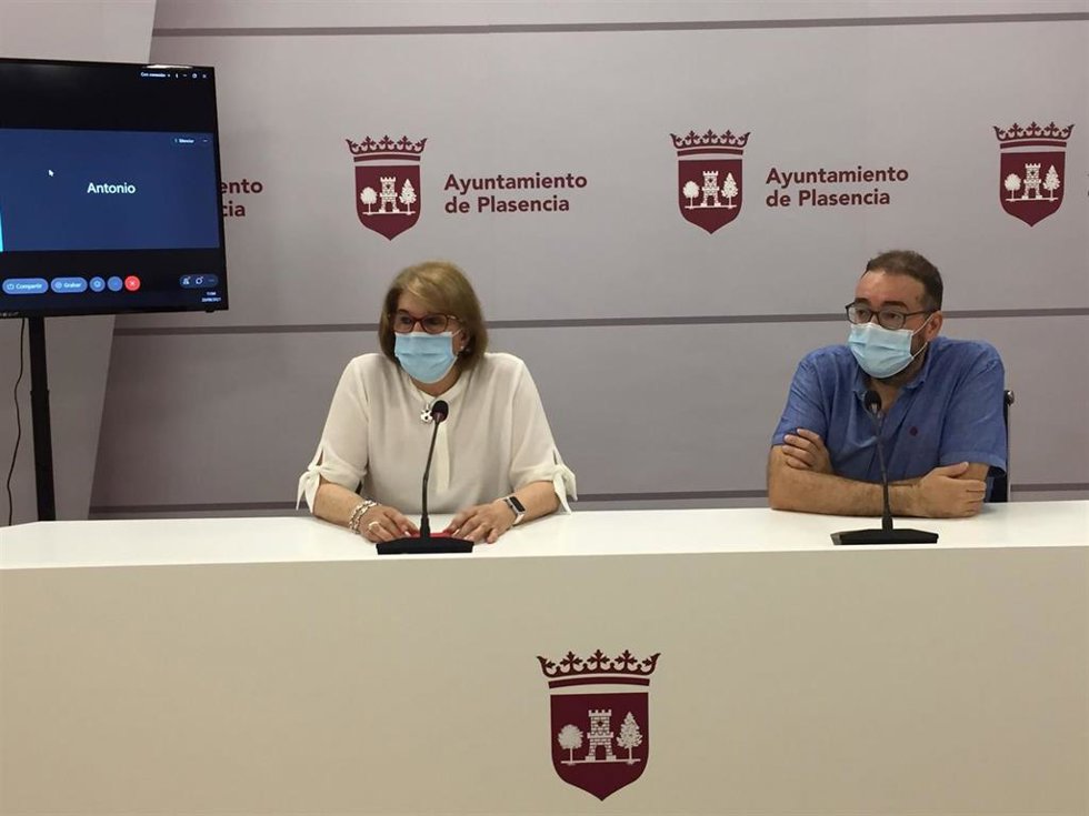 La concejala de Cultura del Ayuntamiento de Plasencia, María Luisa Bermejo, y el técnico de Cultura Juan Ramón Santos, en rueda de prensa para hacer balance del Festival Folk 2021