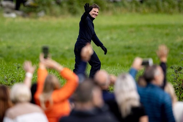 Archivo - 06 September 2020, Norway, Hellesylt: US actor Tom Cruise wave to his fans after filming a scene for his upcoming film Mission Impossible 6. Photo: Geir Olsen/NTB scanpix/dpa