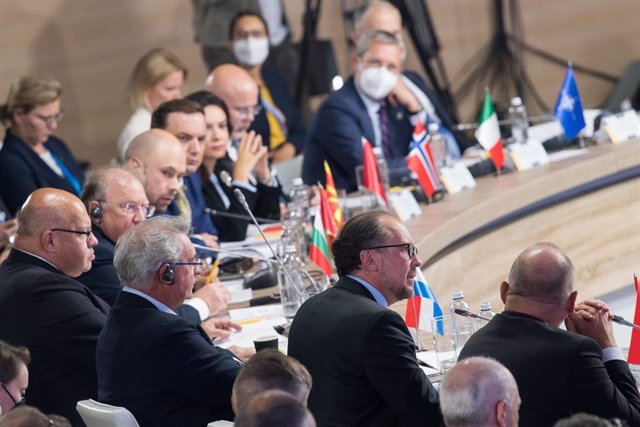 Representantes de diferentes países hablan durante la cumbre de la Plataforma Crimea en Kiev (Ucrania).