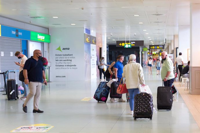 Archivo - Pasajeros procedentes de un vuelo con origen Gran Bretaña salen del Aeropuerto de Ibiza, a 30 de junio de 2021, en Ibiza, Islas Baleares, (España).  