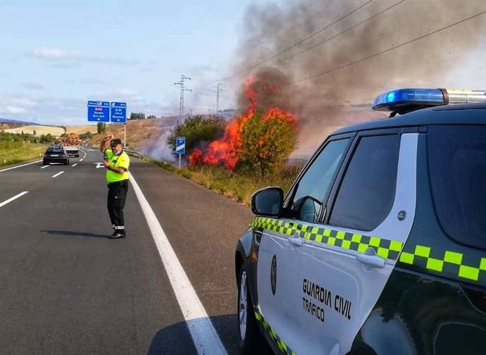 Incendio declarado cerca de la autopista AP-15 en el término de Beriáin.