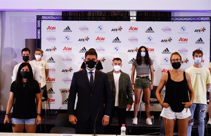David Aganzo, President of AFE, poses for photo with the Rayo Vallecano Femenino players during the press conference of the Association of Spanish Footballers (AFE) denouncing the non-inclusion of Rayo Vallecano players in Social Security as professiona