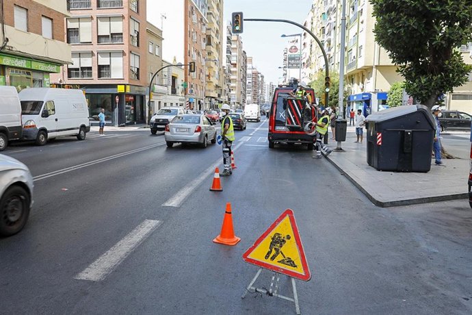 Montaje del alumbrado navideño en Huelva.
