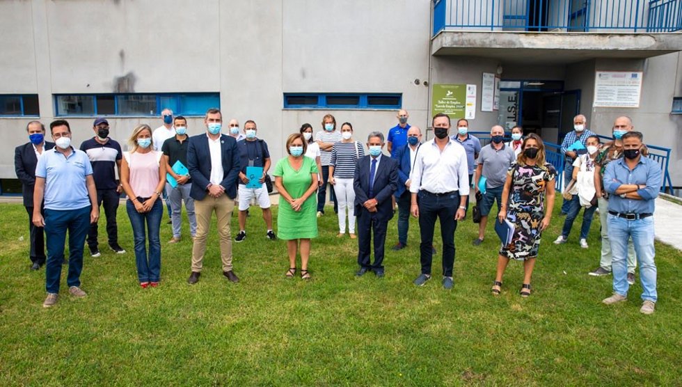 Foto de grupo de las autoridades con los promotores de los proyectos beneficiarios de las ayudas