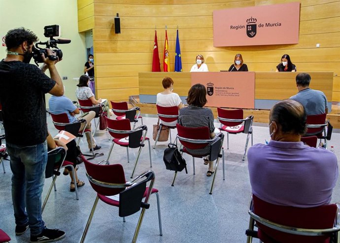 La directora general de Servicios Sociales y Relaciones con el Tercer Sector, Lucía Hernández; la vicepresidenta y consejera de Mujer, Igualdad, LGTBI, Familias y Política Social, Isabel Franco; y la directora general de Mujer y Diversidad de Género