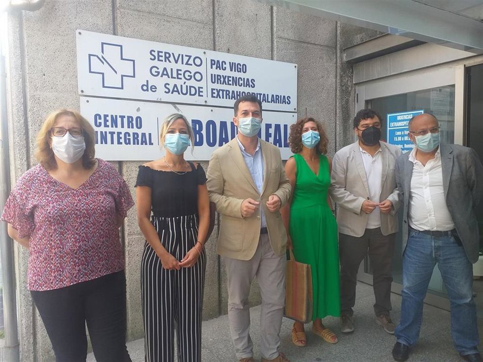 El secretario xeral del PSdeG, Gonzalo Caballero, a las puertas del PAC de la calle Pizarro de Vigo, junto a parlamentarios y otros cargos del partido.