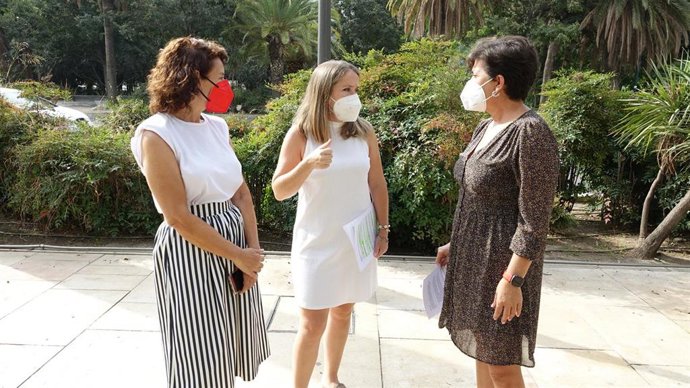 La vicesecretaria general del PSOE de Málaga, Fuensanta Lima, junto a las concejalas socialistas Alicia Murillo y Rosa del Mar Rodríguez