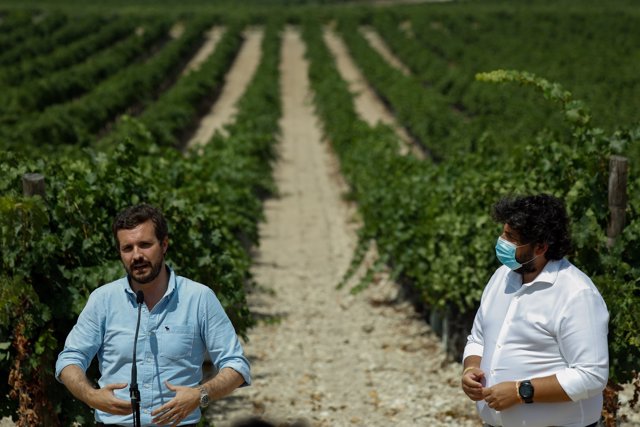 El presidente nacional del Partido Popular, Pablo Casado (i), interviene acompañado del presidente popular de Murcia, Fernando López Miras (d), durante su visita a las Bodegas Hijos de Juan Gil