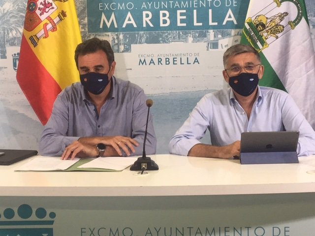 El portavoz municipal de Marbella (Málaga), Félix Romero, y el teniente alcalde, Javier García