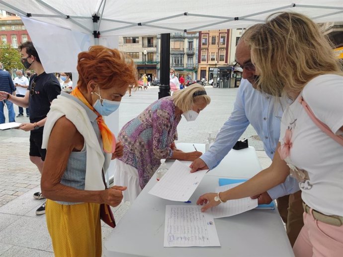 Recogida de firmas del PP en Gijón