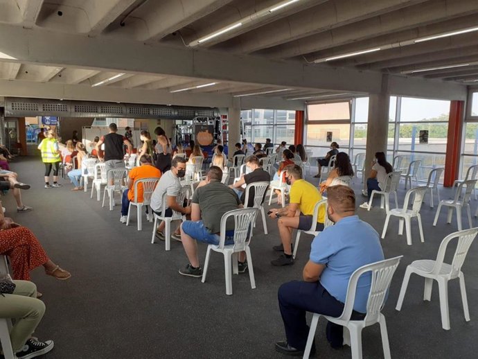 Los vecinos de Alcalá de Guadaíra (Sevilla) aguardan para la vacuna contra la Covid-19 en el Centro Deportivo Municipal Zacatín