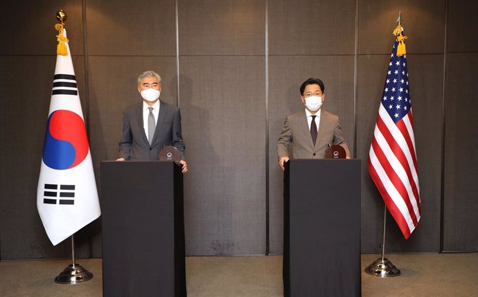 23 August 2021, South Korea, Seoul: South Korea's chief nuclear envoy, Noh Kyu-duk (R), and his US counterpart, Sung Kim, announce the outcomes of their talks at a hotel in Seoul. Photo: -/yonhap/dpa