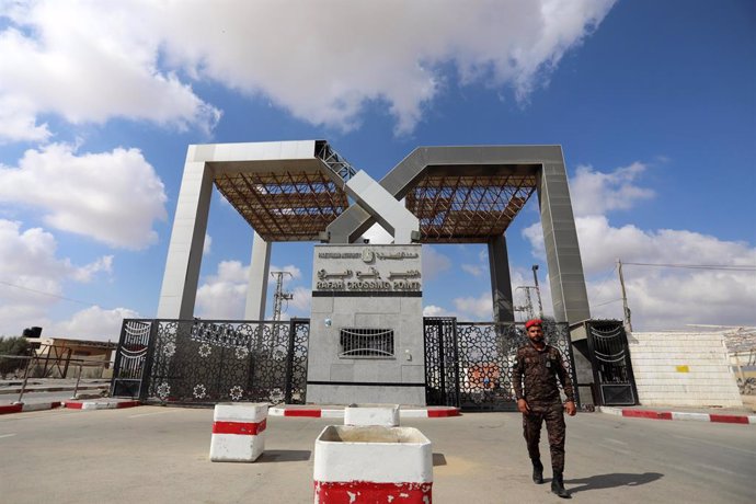 22 August 2021, Palestinian Territories, Rafah: A member of the Palestinian security forces guards the Rafah Border Crossing after it has been closed indefinitely by the Egyptian authorities as of Monday. Photo: Ashraf Amra/APA Images via ZUMA Press Wir