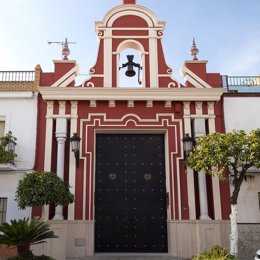 Fachada principal de la capilla de la hermandad servita de Los Palacios