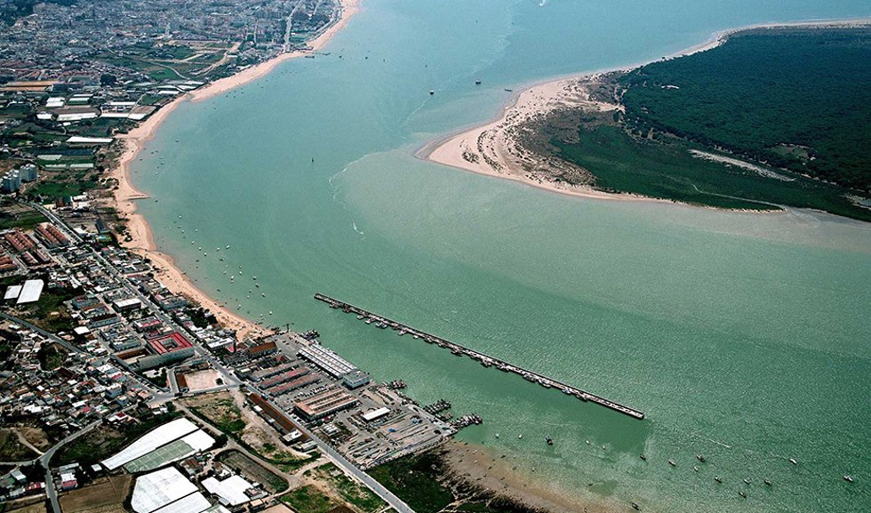 Archivo - Desembocadura del río Guadalquivir en Sanlúcar de Barrameda