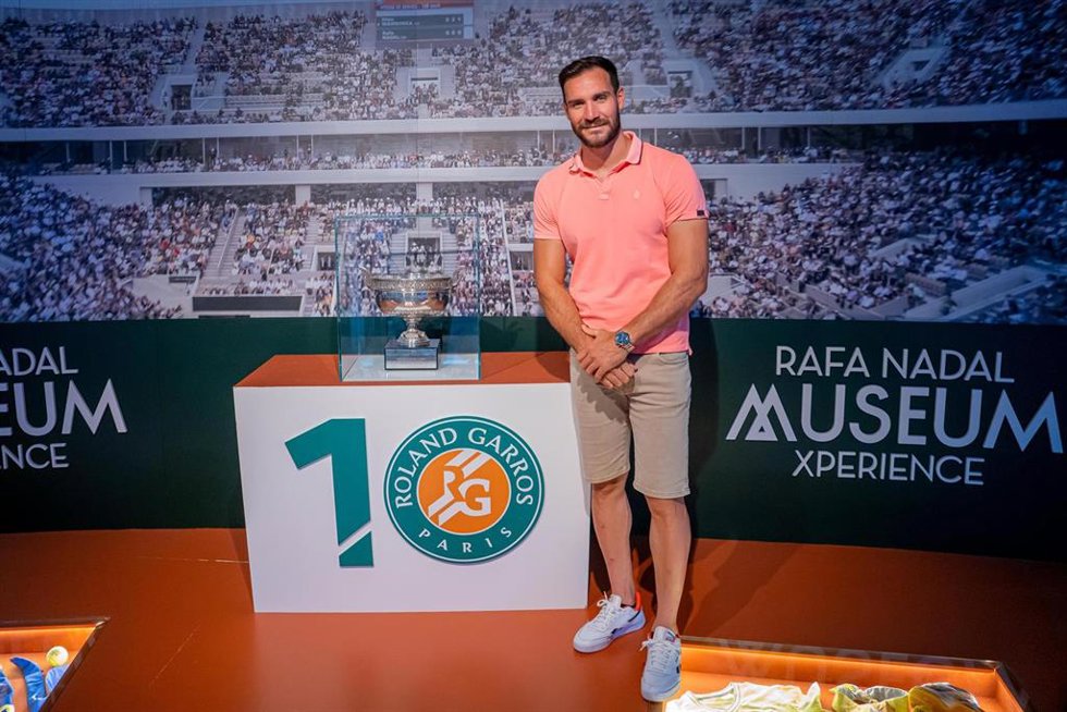 El piragüista español medallista olímpico Saúl Craviotto en su visita a las instalaciones de la Rafa Nadal Academy by Movistar, en Mallorca