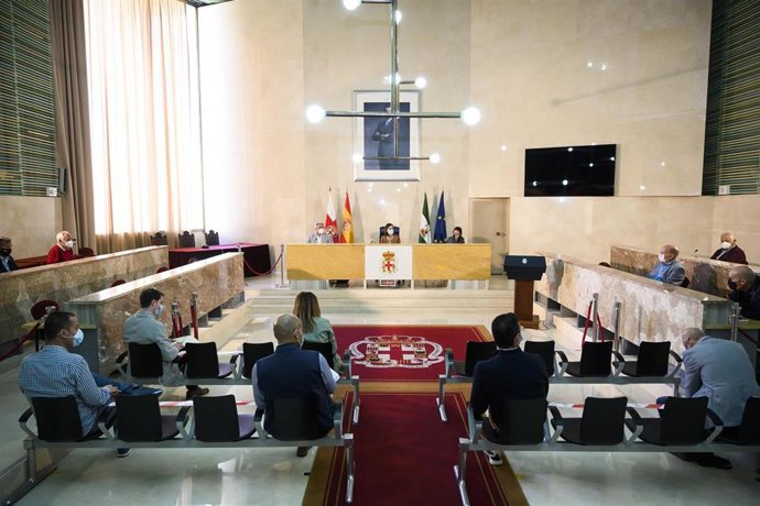 Archivo - Reunión entre regantes y el Ayuntamiento de Almería.