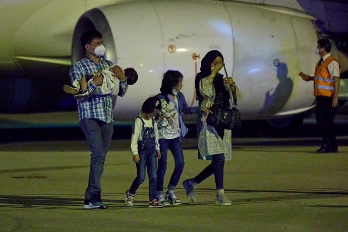 Diverses persones repatriades a la seva arribada a la Base Aria de Torrejón després de baixar-se del set avió procedent de l'Afganistan (Arxiu)