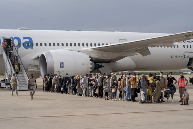 Varios refugiados tras la llegada de un nuevo avión con 260 personas procedentes de Afganistán, en la base aérea de Torrejón de Ardoz, a 23 de agosto de 2021