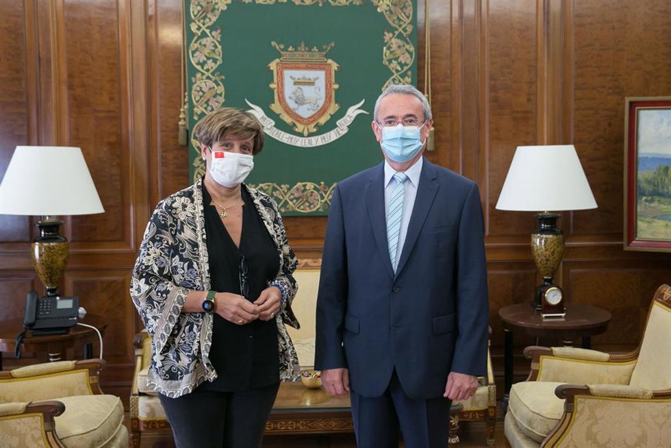 La tenienete de Alcalde, Ana Elizalde, recibe al embajador de la República de Eslovenia.