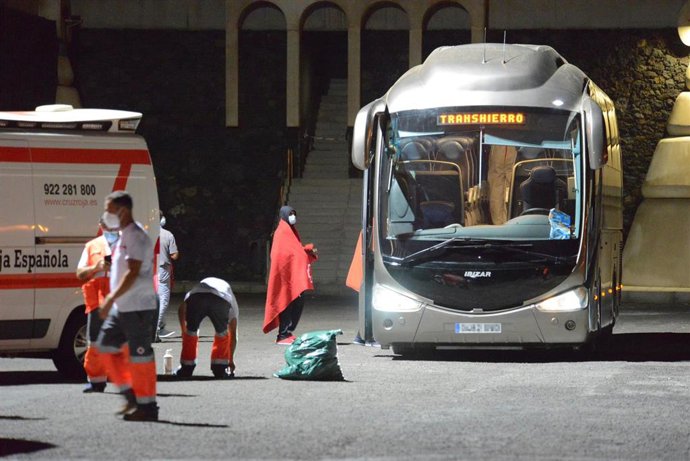 Los migrantes suben a una guagua tras llegar a El Hierro